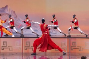 现在谁还在笑？中国人形机器人一年内：从全网群嘲的摔倒，变身功夫空翻