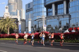 奔跑里的热爱回响 黄雪梅与马拉松爱好者逐梦厦马赛道