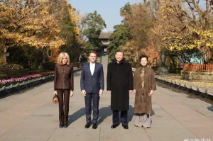 习近平同法国总统马克龙在成都进行友好交流