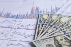 美元跌至四年低点，干预风险推高日元