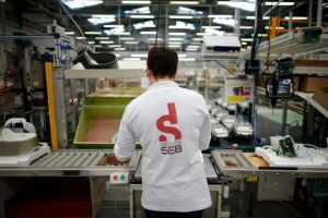 特福锅具制造商赛博集团将裁员7%，称得益于AI效率提升